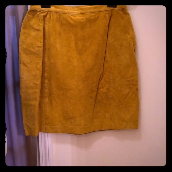 New York Classics Dresses & Skirts - Host Pick 🛍VTG 90s Mustard Yellow Suede Skirt.